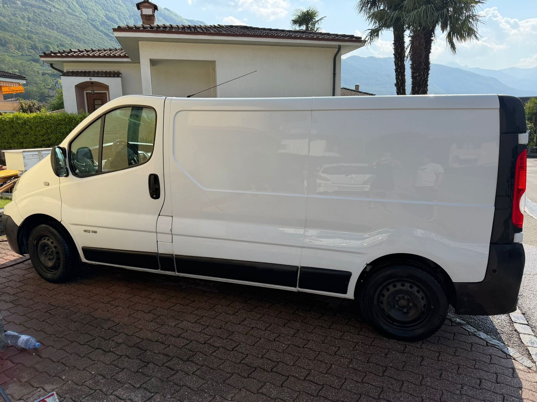 Renault Nutzfahrzeuge: Renault Trafic T29 – Gebraucht aus Bellinzona von AndreaMartinovic 2