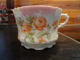 antike Schnauztasse aus Porzellan