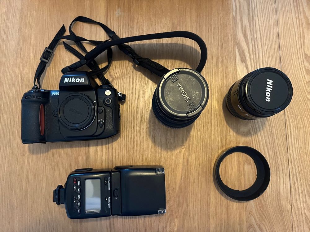 Set complet D300s NIKON: boitier, 2 objectifs, flash, fourre