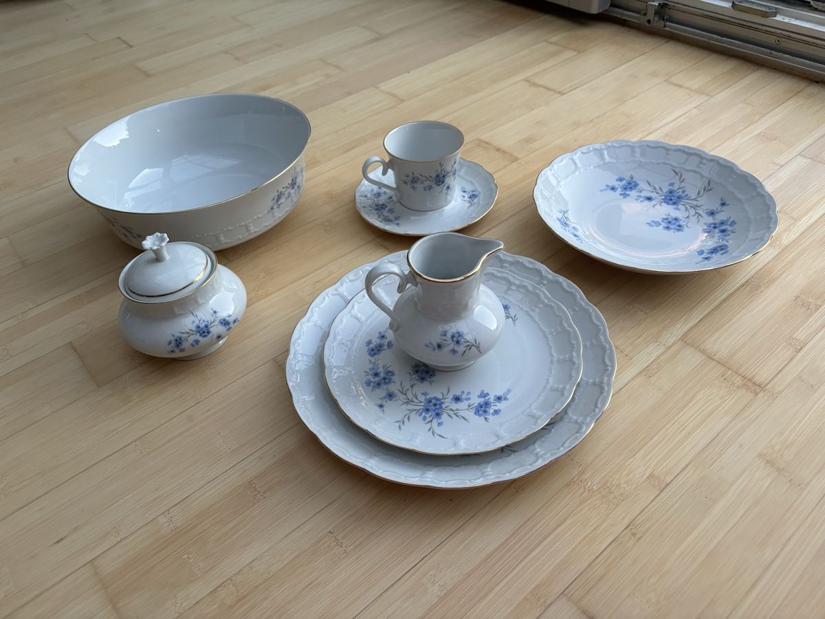 Set di piatti: Langenthal Geschirrset weiss blau – Usato da Uster venduto da Bigi01