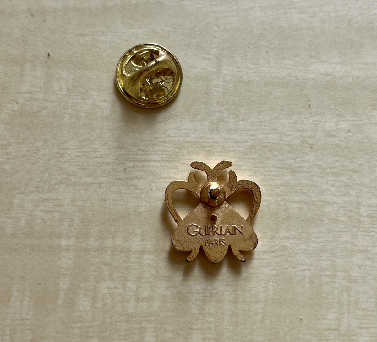 Guerlain Placchette & Badge: Pin’s Abeille de Guerlain – Usato da lausanne venduto da ZeldaZonk58 2