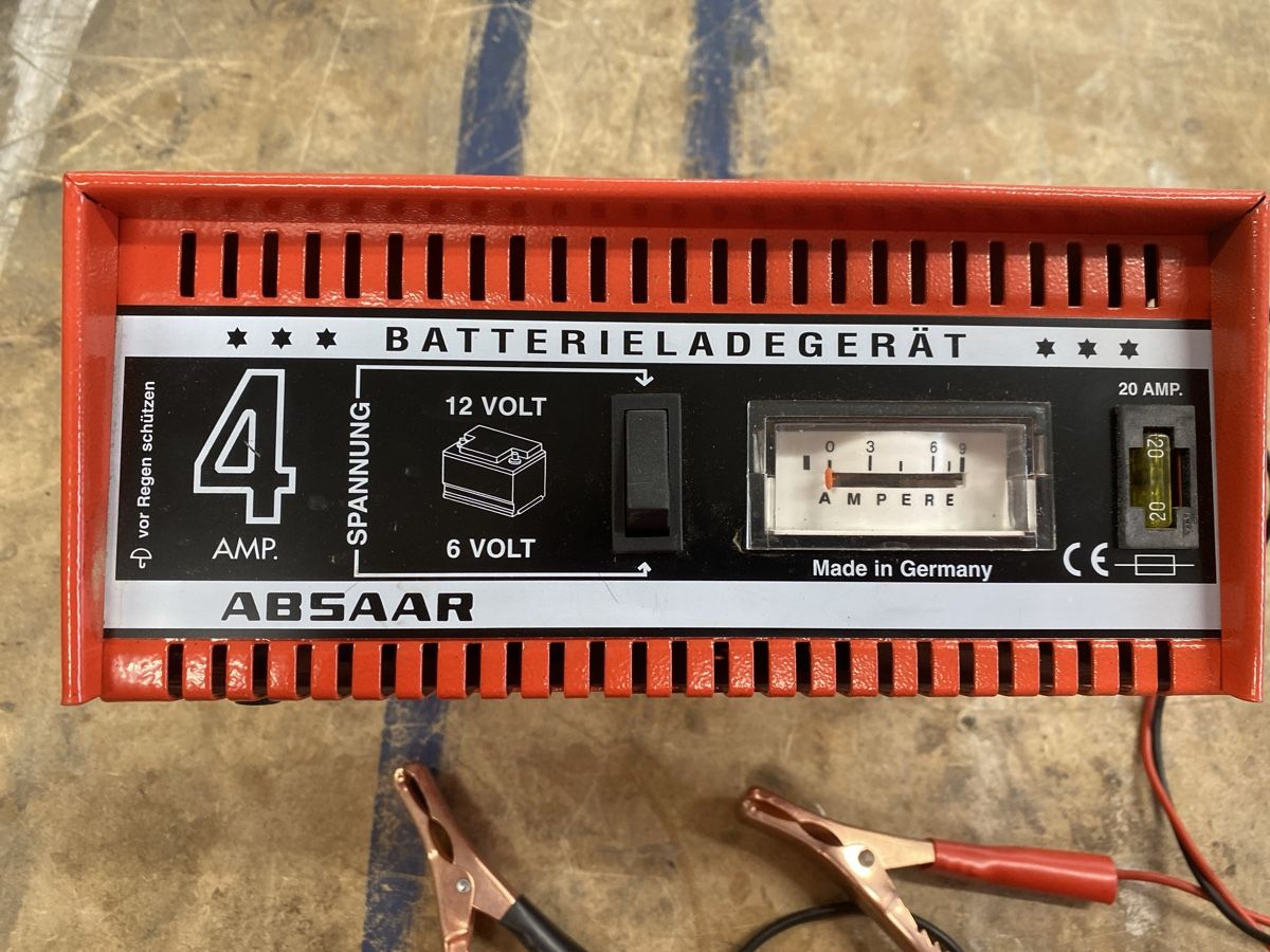 Caricabatterie: Chargeur de batterie Absaar BBL 1286, 12V/6V, impeccable – Usato da Lausanne venduto da Bazaille 1