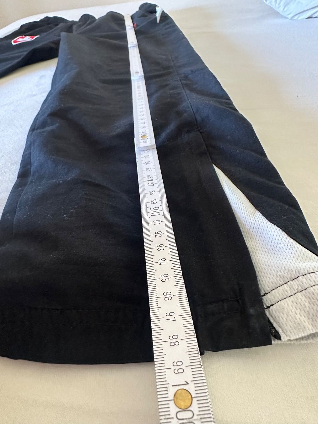 Nike Pantaloni: Nike Sporthose mit Schweizer Flagge – Usato da Zürich venduto da ong8 3
