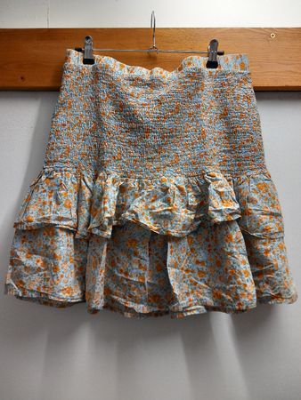 Jupe courte fleurie volantée bleue