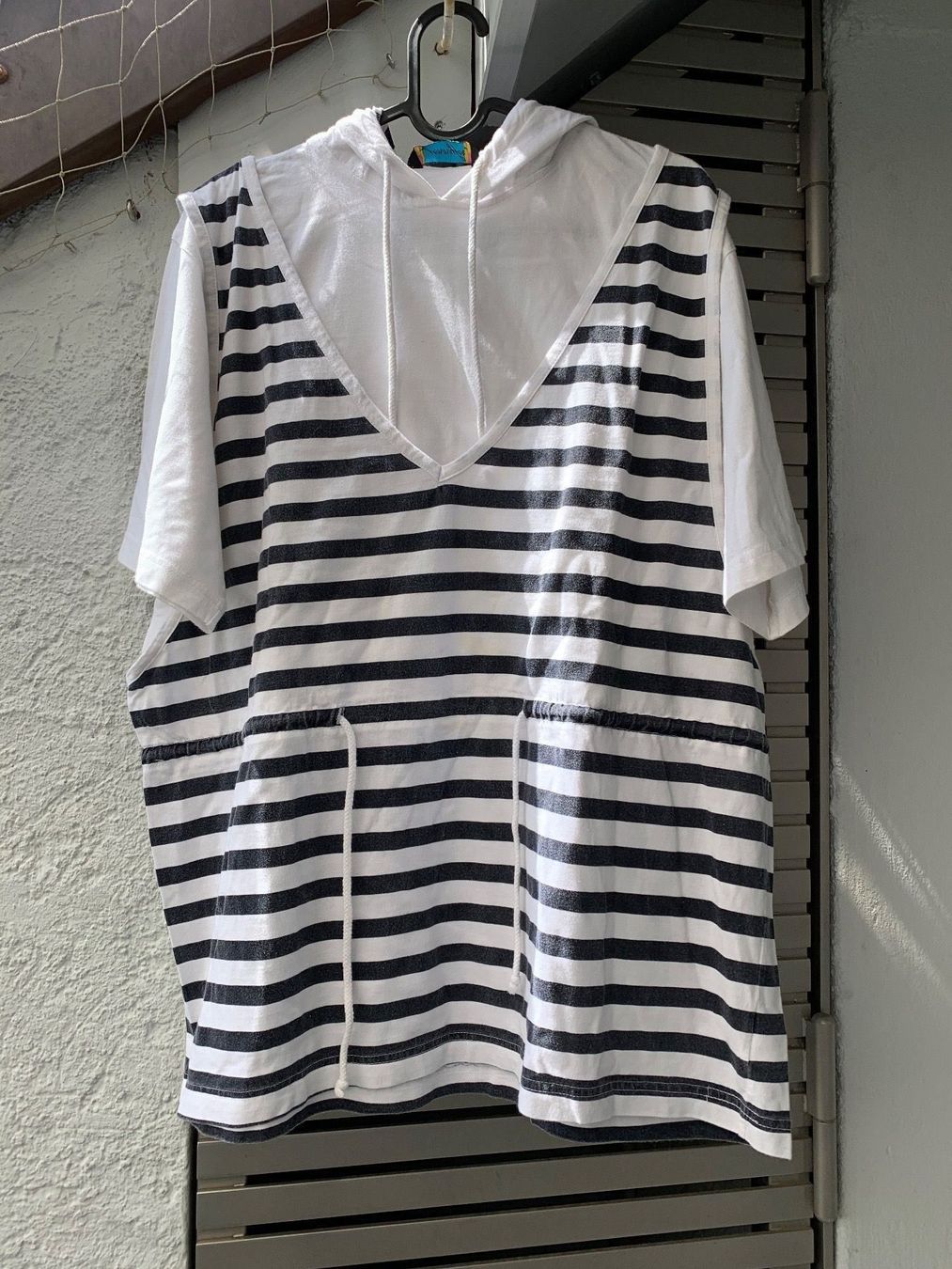T-Shirts: T-shirt avec capuchon – Gebraucht aus Lausanne von milou201619