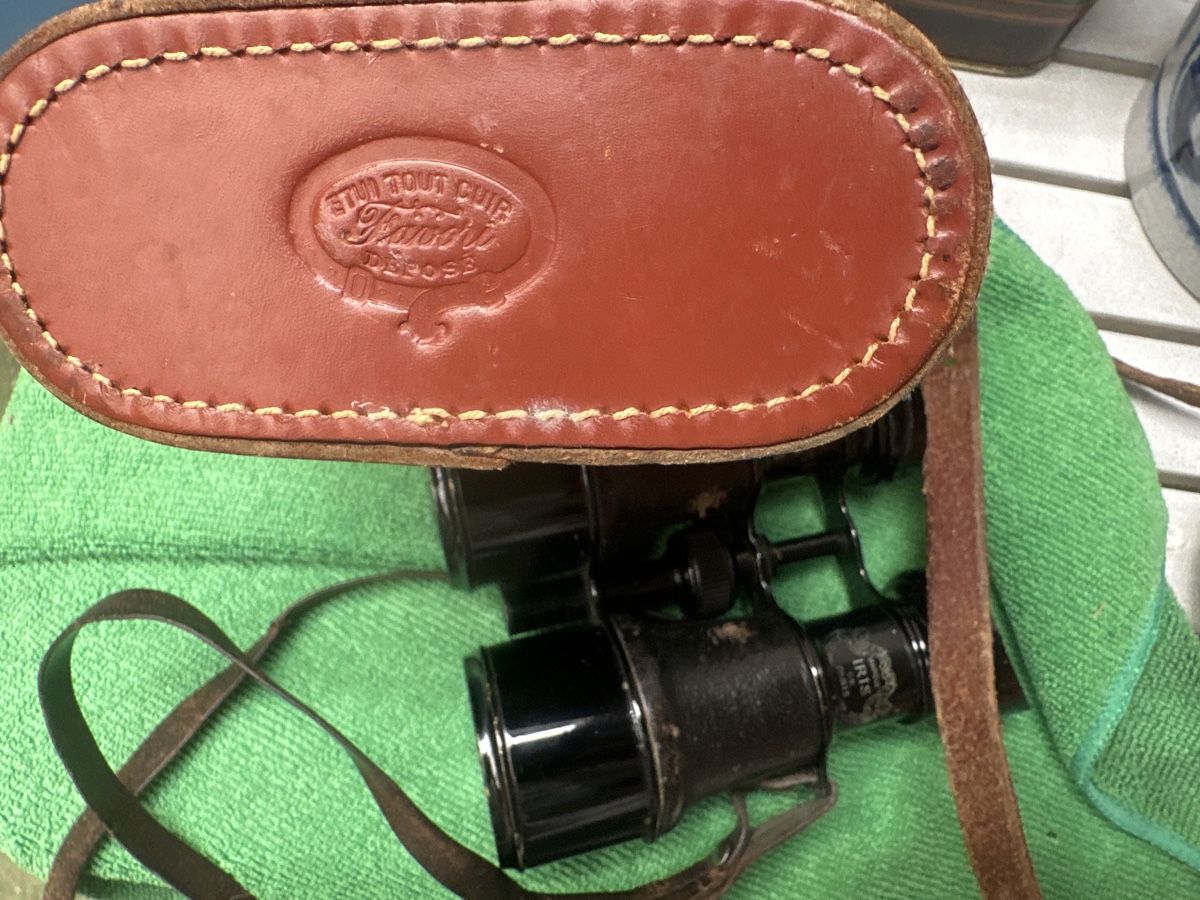 Binocoli: Antiker Feldstecher mit Etui von Iris de Paris – Usato da Frauenfeld venduto da aluma14 5