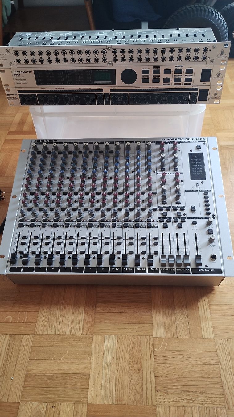 Behringer Console di mixaggio: BEHRINGER Mischpult, Kompressor, Ultramizer, PatchBay – Usato da Nussbaumen AG venduto da off_6rdl