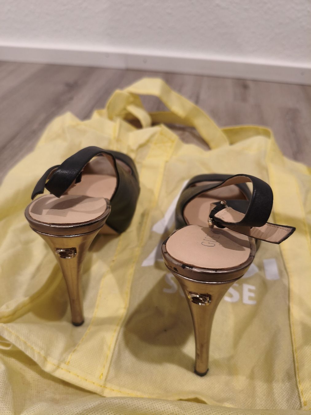 Guess Scarpe da donna: Scarpe Guess 37 – Usato da Bioggio venduto da OresteIronix 1