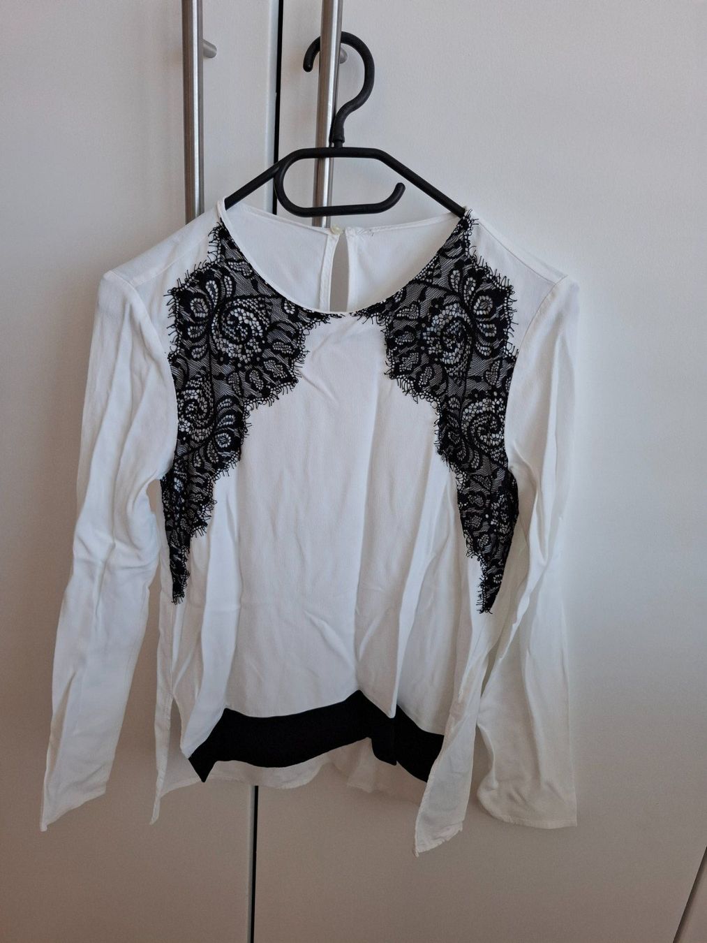 Blusen: weisse elegante Buse mir schwarzer Spitze, Versand möglich – Gebraucht aus Neuenhof von summer_25
