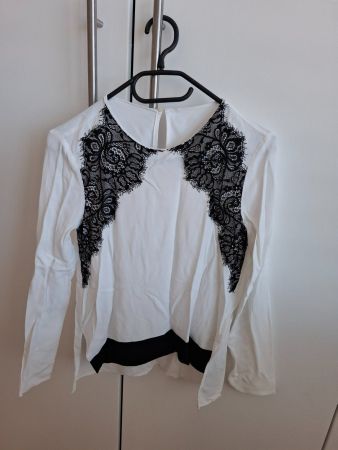 weisse elegante Buse mir schwarzer Spitze, Versand möglich