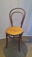 Chaise bistrot vintage en bois courbé, style Thonet.