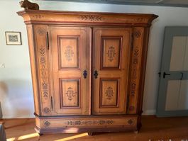 Antiker Bauernschrank mit Handmalereien