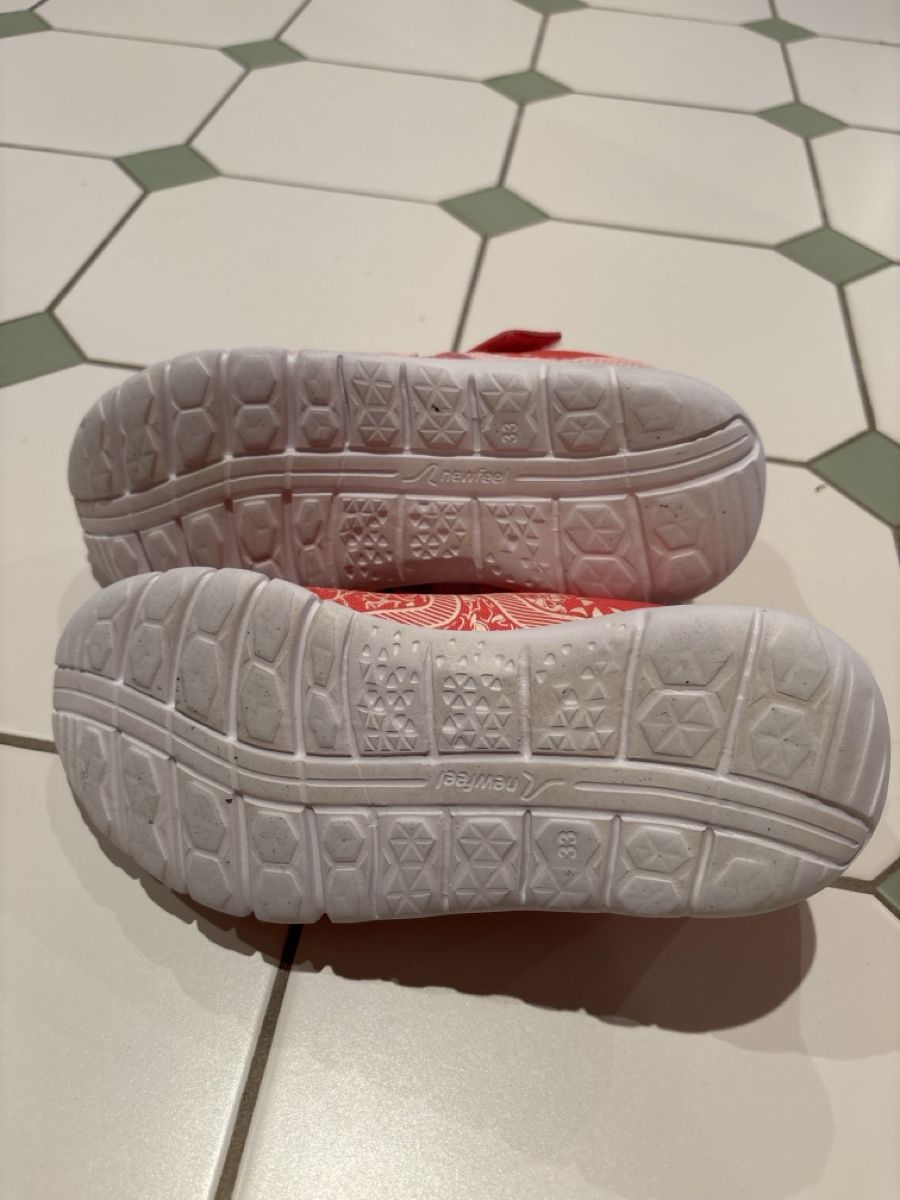 Decathlon Scarpe per ragazzi: Hallenschuhe Grösse 33 – Usato da Waldstatt venduto da Imaginary 1