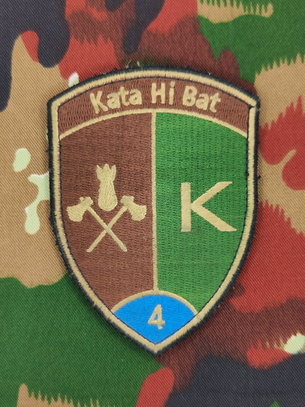 Schweizer Armee Plaketten & Abzeichen: Verbandsabzeichen Kata Hi Bat 4 Kp 4 – Gebraucht aus Bauma von SwissMilitaria