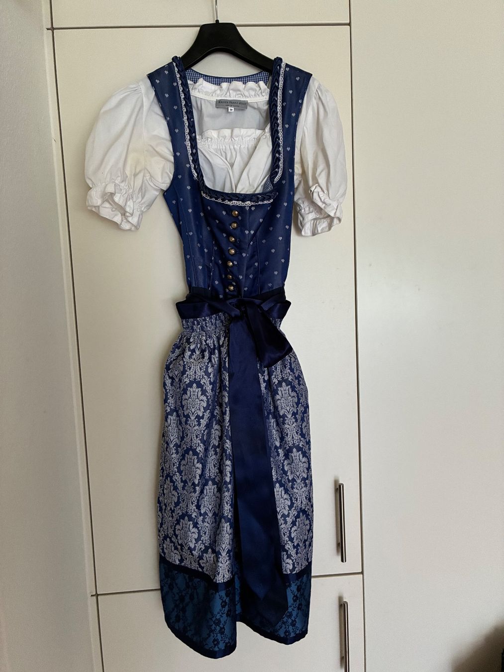 Vestiti: Dirndl blau weiss Grösse 40 – Usato da Horgen venduto da maydo