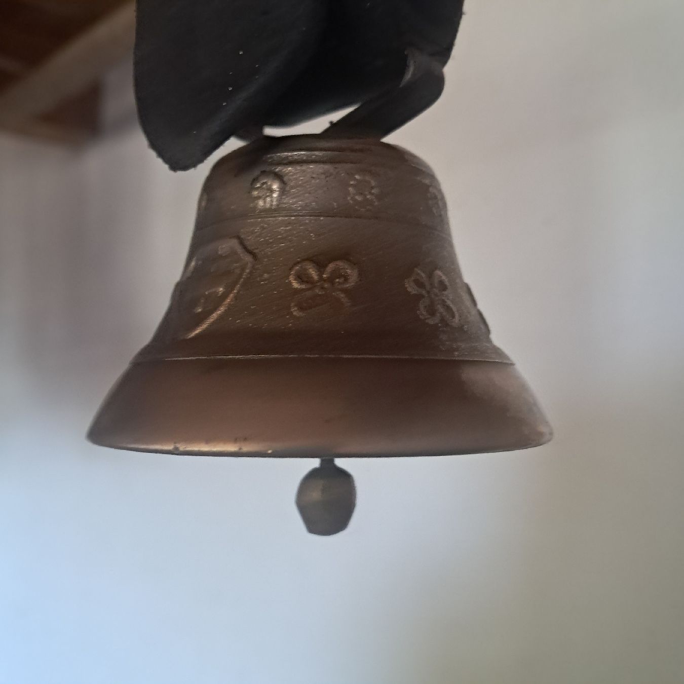 Campanacci mucche: ALTES GLÖGGLI MIT LEDERRIEMEN  – Usato da Murten venduto da SHETHOF 3