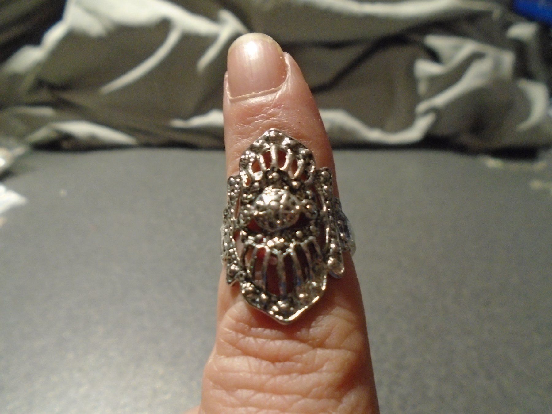 Bagues: Ring, silberfarbig, oval, Gittermuster – Neuf avec emballage d'origine à Zürich par abraxas1291