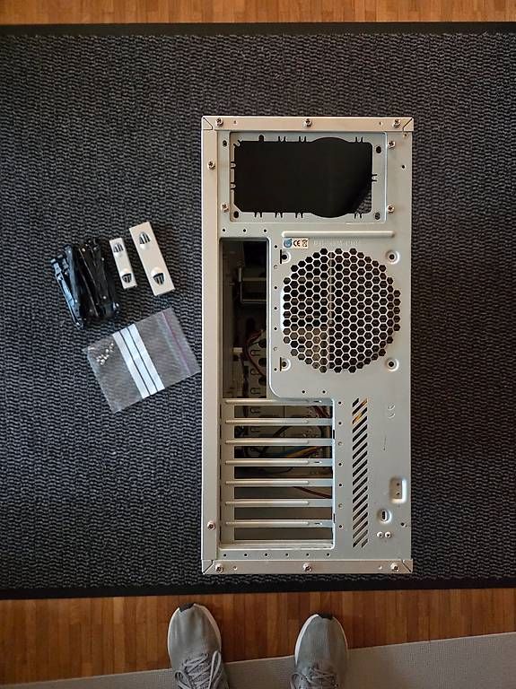 Custodie: Chieftec Tower Gehäuse ATX  inkl. HDD Halterungen  robust – Usato da Zimmerwald venduto da Chole 3