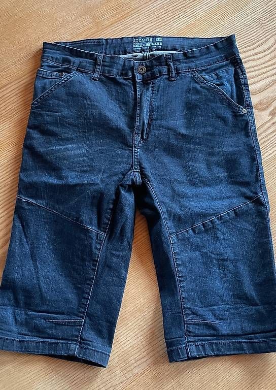 Pantaloni: Jeans-Shorts Gr. 30 / ca. 176 – Usato da Zweisimmen venduto da Mikat