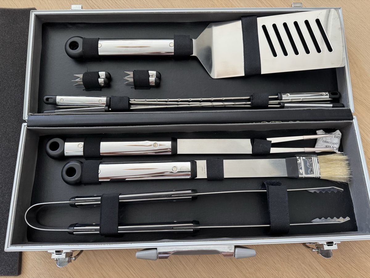 Set di posate: BBQ Grill Set im Alukoffer – Nuovo (secondo la descrizione) da Kloten venduto da Tanjaselina 1