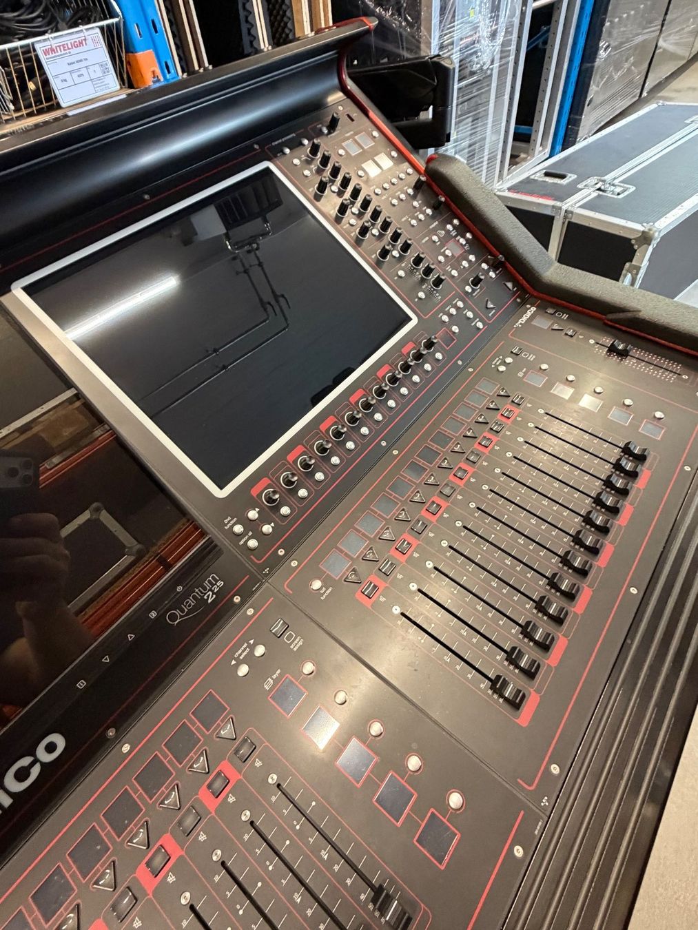 Digico Platines de mixage: Digico Quantum Digital Mischpult inkl. Stagebox + Flipcase – D'occasion à Burgdorf par WHITELIGHT3400 3