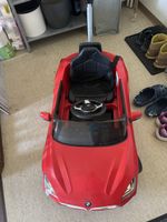 Rotes BMW Kinderauto zum Schieben