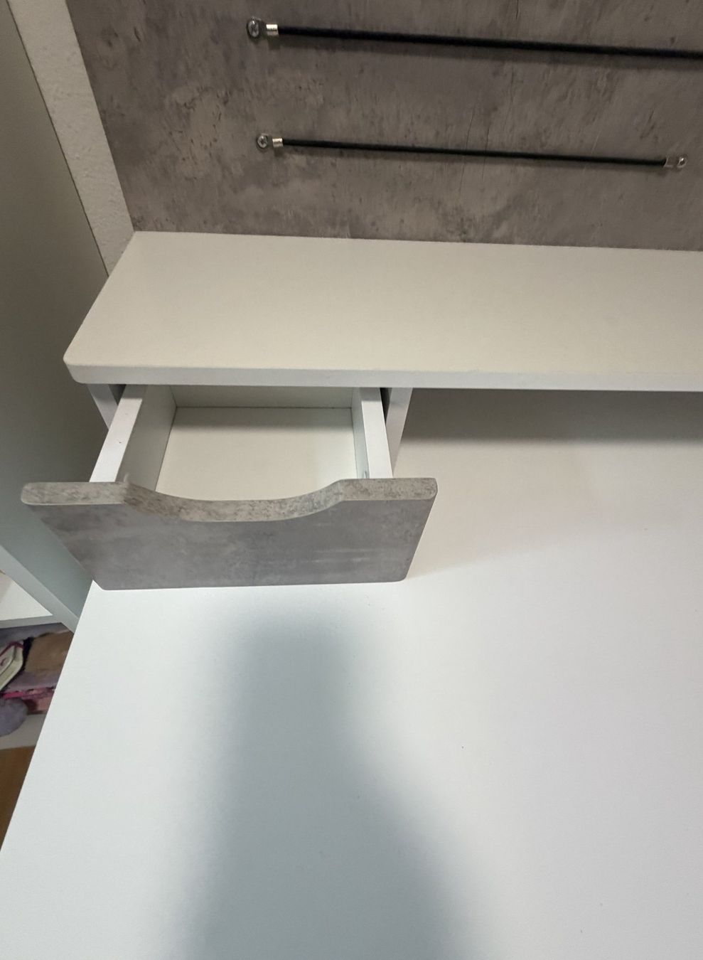 Conforama Schreibtische: Schreibtisch weiss/grau mit Stauraum – Gebraucht aus Ennetmoos von berg2011 3