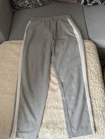 Stylische graue Stoffhose mit Seitenstreifen, Grösse M