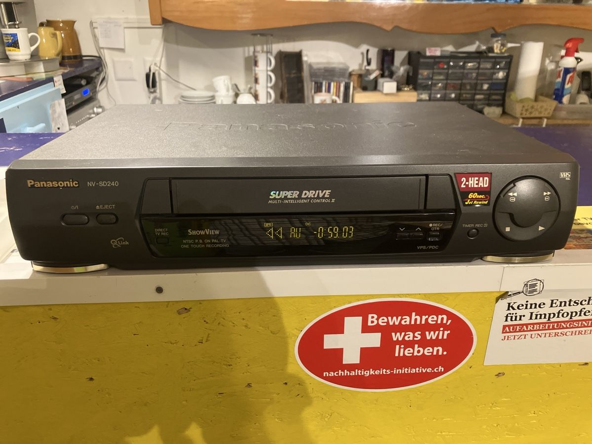 Panasonic Registratori: Panasonic VHS Recorder NV-SD240EG – Usato da Erlenbach im Simmental! venduto da Simmentaler-Perlen