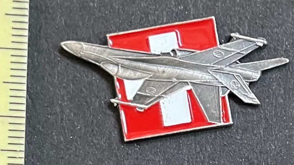 Swiss Placchette & Badge: Kampfflugzeug, Schweizerwappen/ Pin – Usato da Wabern venduto da DaxKarten-75