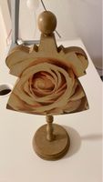 Charmant porte-bijoux en bois, motif rose romantique.