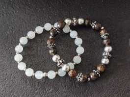 Zwei Steinarmbänder mit echten  Silberteilen