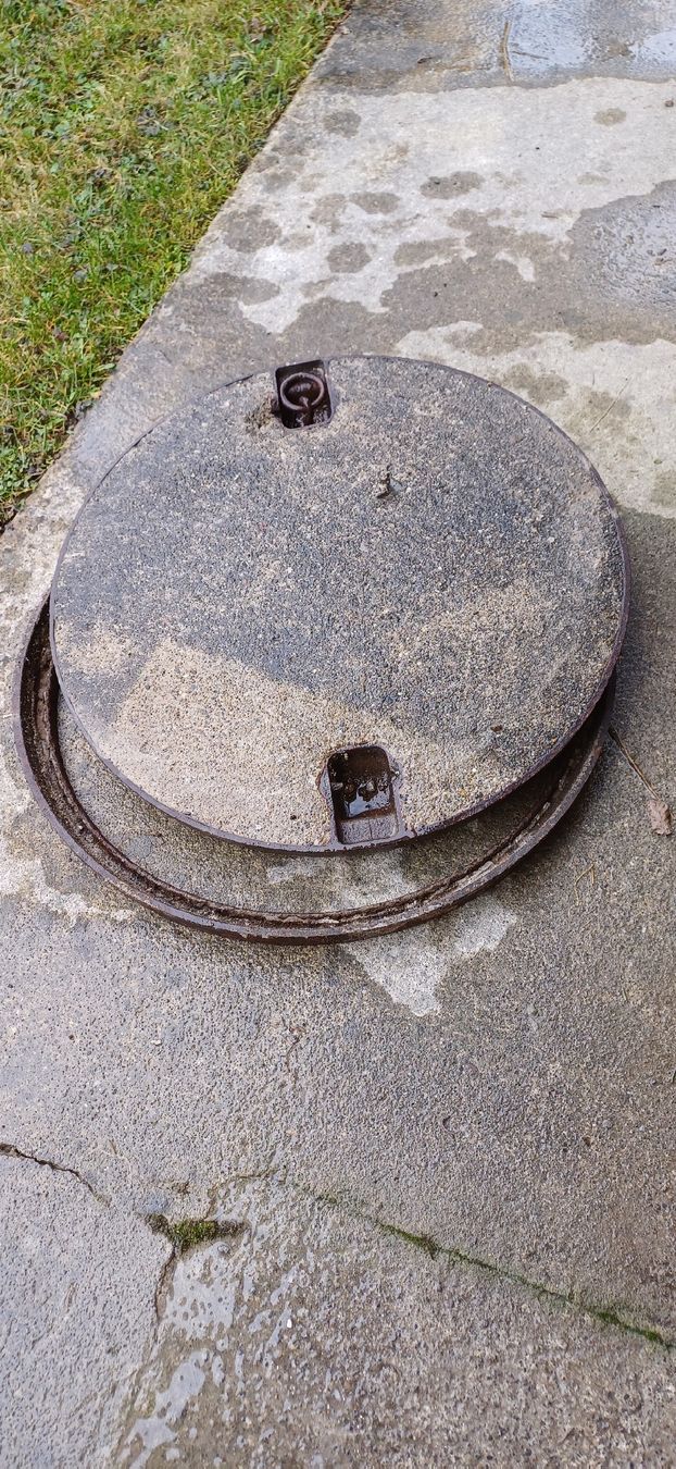 Stagni & Fontane ornamentali: Schachtdeckel Kanaldeckel mit Ring – Usato da Au TG venduto da aatec_105 1