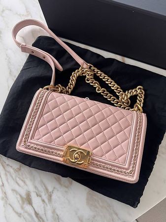 CHANEL Medium Boy Bag Hellrosa