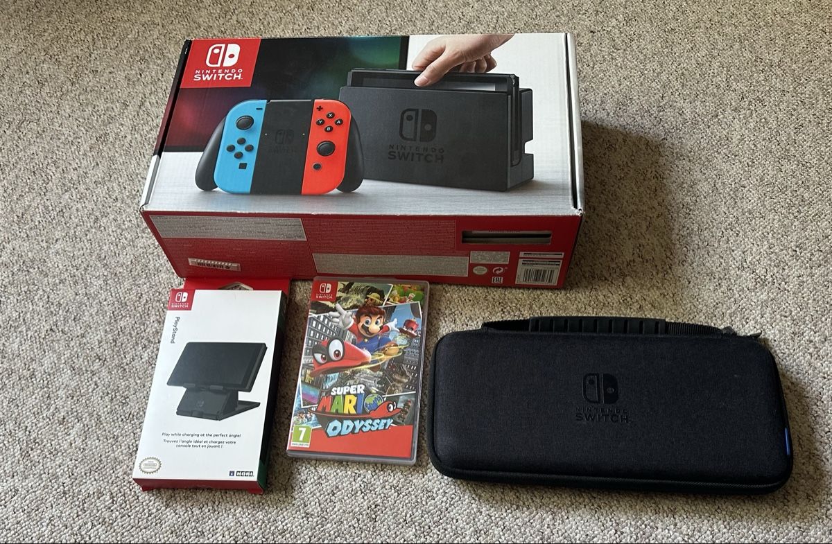 Nintendo Konsolen: Nintendo Switch Konsole + Super Mario Odyssey – Gebraucht aus Stäfa von Leira02
