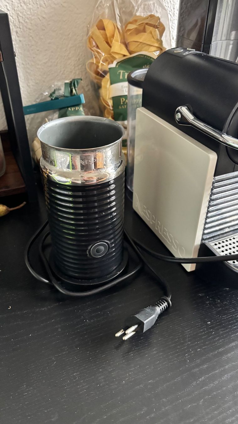 Nespresso Macchine per caffè & Macchine per espresso: Nespresso Kaffeemaschine mit Milchaufschäumer – Usato da Zürich venduto da ManuTaeuber 1