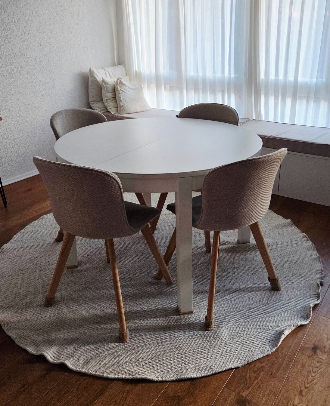 Ikea Tables: Table blanche extensible ronde Ikea Bjursta – D'occasion à Ipsach par MalakoMo
