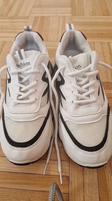 Scarpe da donna: Turnschuhe Grösse 37 (gebraucht) – Usato da Hombrechtikon venduto da 4ms