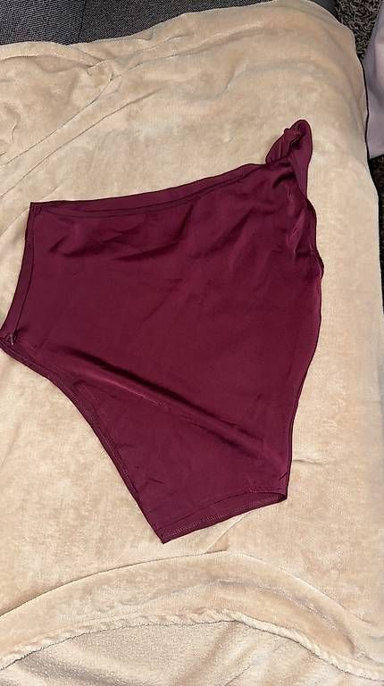 Top: BORDEAUX ONE SHOULDER – Usato da Gossau SG venduto da 2002gomes2002