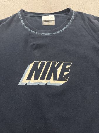 T-shirt Nike 2000 noir avec logo imprimé taille M occasion