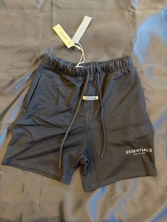 Essentials Shorts Dunkelgrau Gr. M Sommer Neuwertig (56)