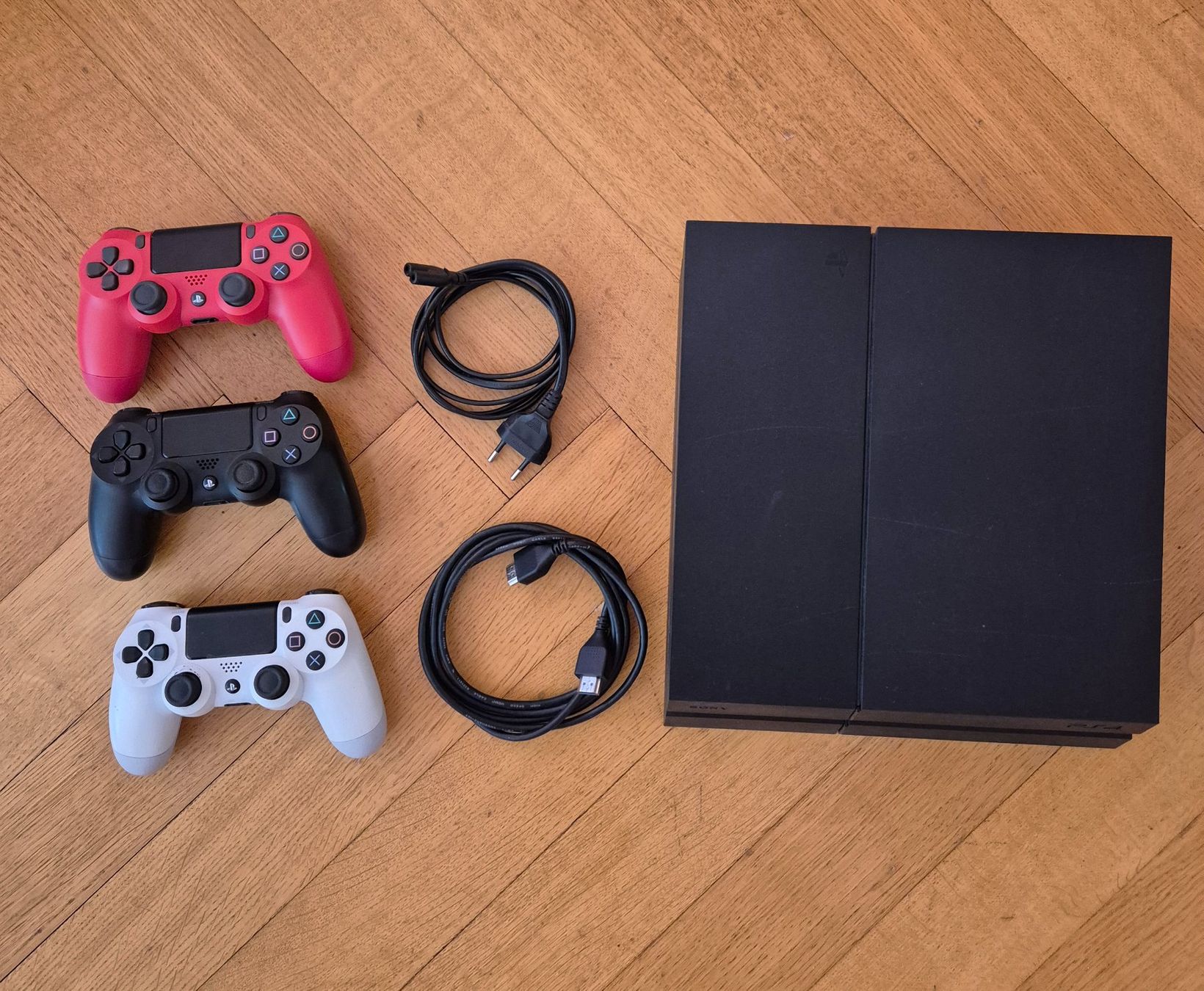 Sony Consoles: Playstation 4, inkl. Zubehör – D'occasion à Zürich par sndr_