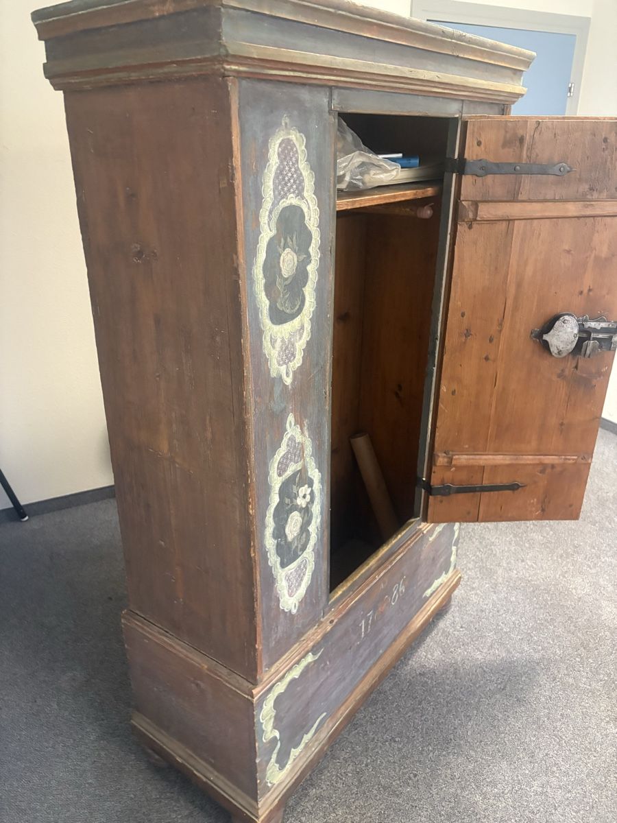 Armadi: Antiker Schrank  – Usato da Zürich venduto da Madison716 1