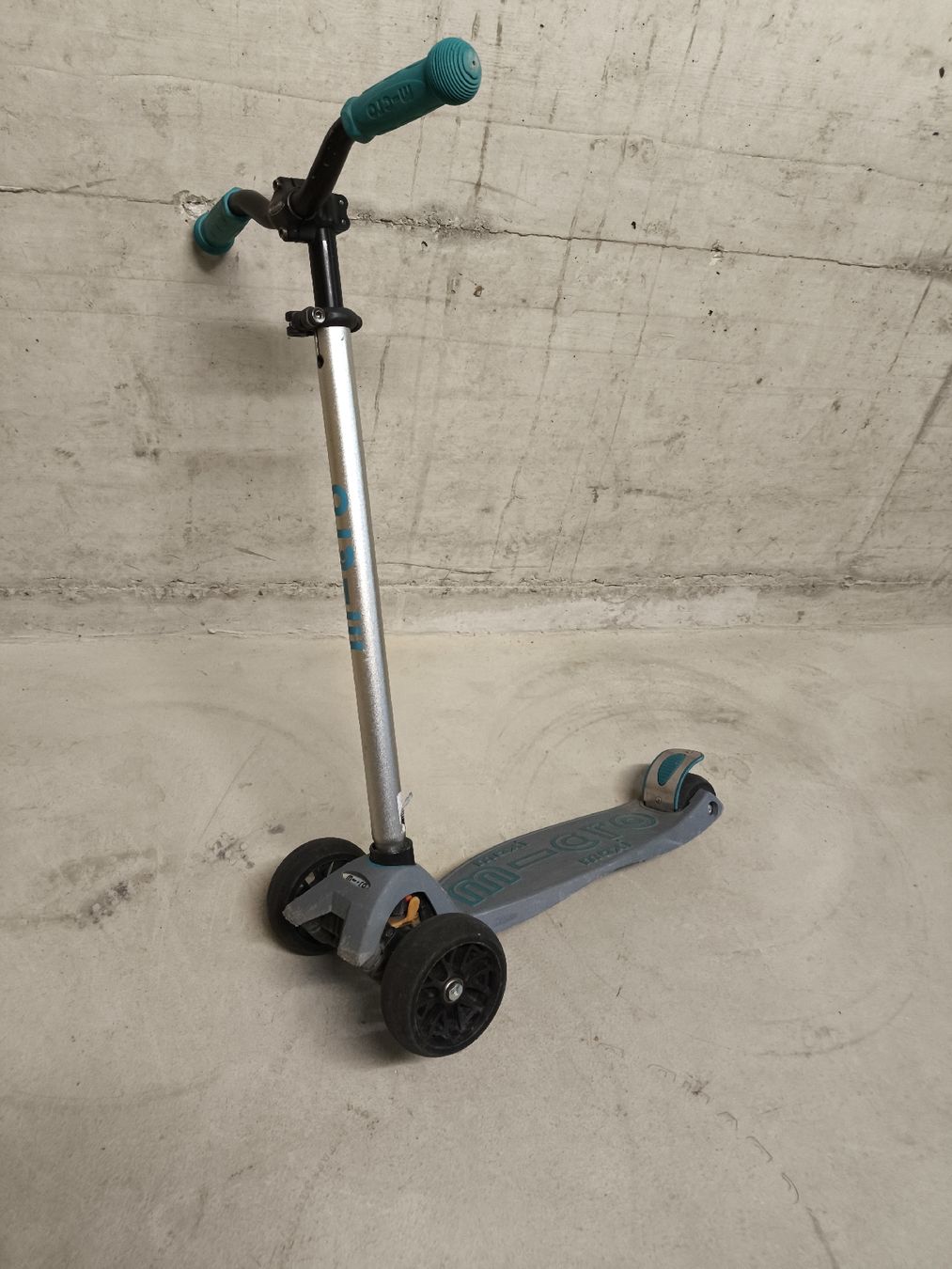 Micro Kickboard: Trotti Maxi Micro Deluxe Pro Roller in Grau/Aqua Blau – Usato da Thayngen venduto da oliveira31 3