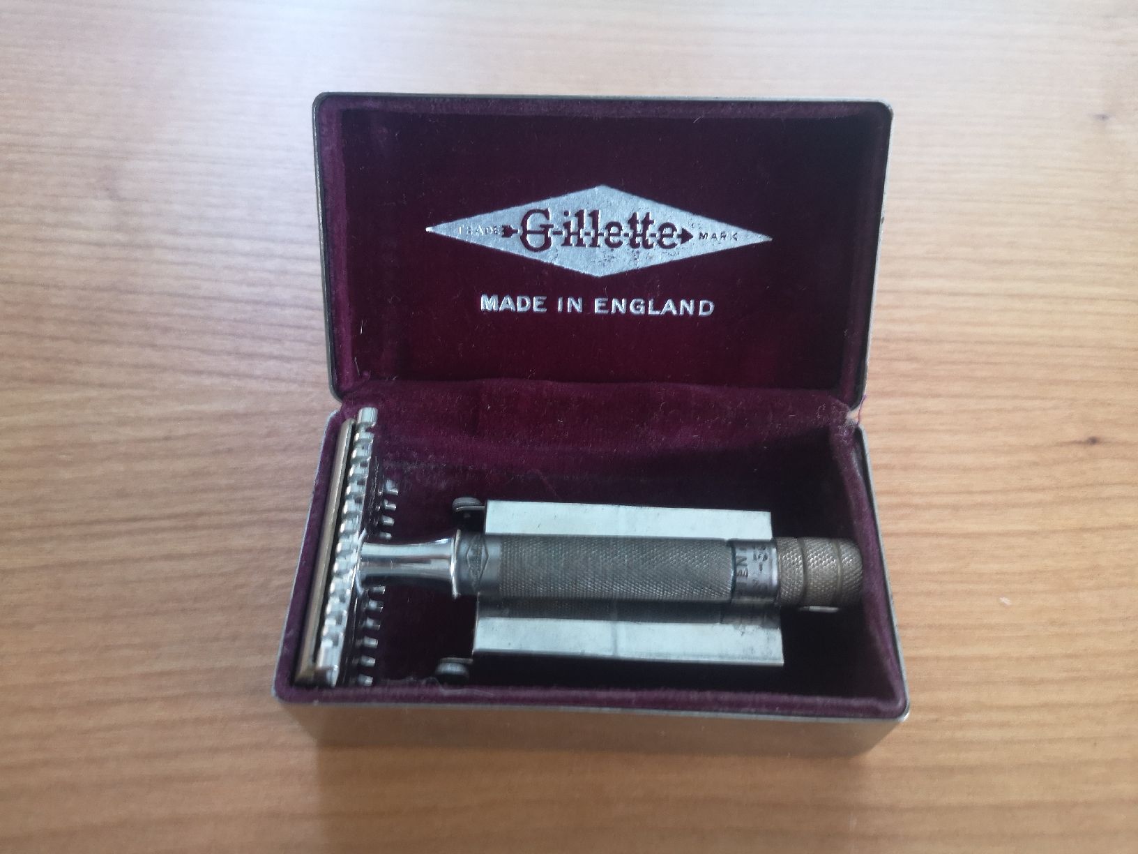 Gillette Rasoi & Lamette da barba: Gillette Rasierer Vintage Set mit Etui – Difettoso da Sissach venduto da cor_n2dt
