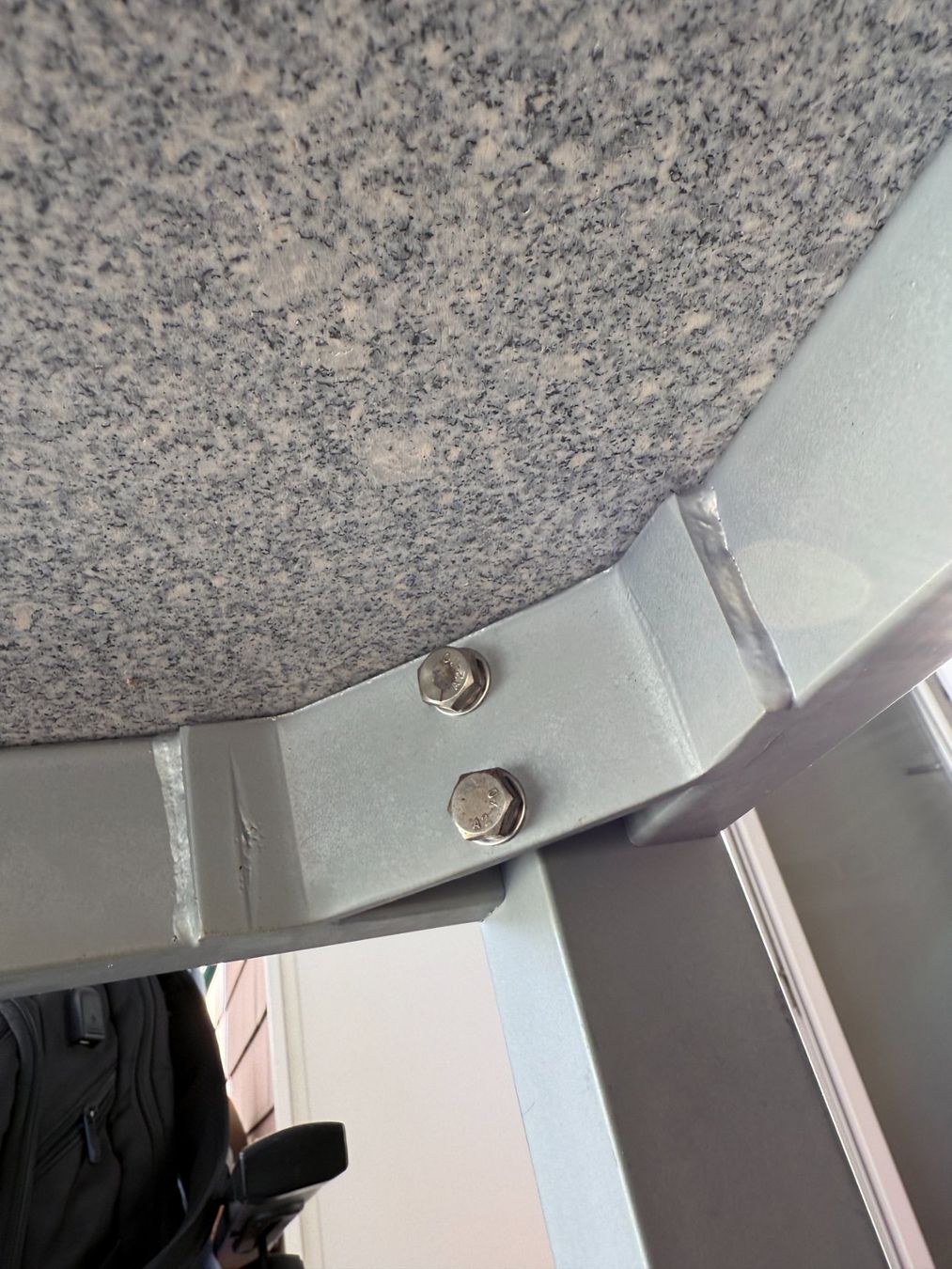 Tische: Stabiler Gartentisch mit Granitplatte und Metallgestell – Gebraucht aus Brittnau von  2