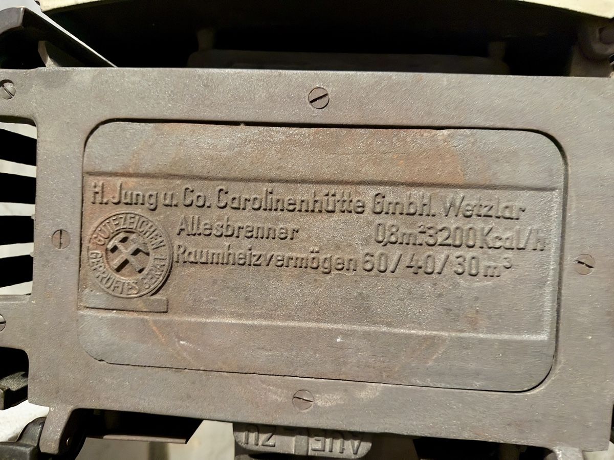 Altri mobili d'antiquariato: Antiker Gusseisen-Ofen – Usato da Schattenhalb venduto da Oodaaq 1