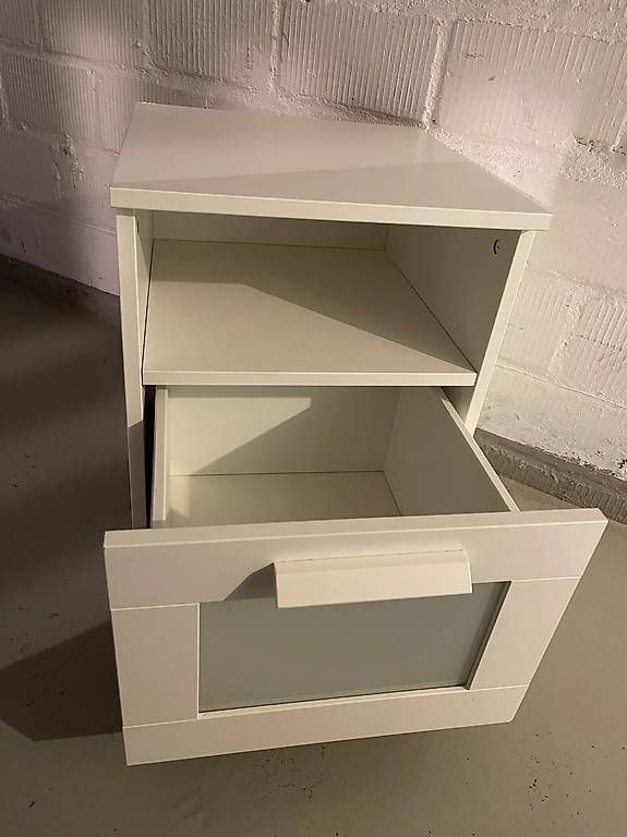 Tables de nuit: Nachttisch Ikea Brimnes – D'occasion à Horn par lula1234 1