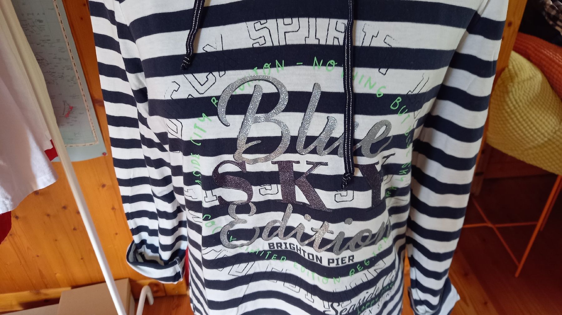 Pulls & Sweat-shirts: Kapuzenpullover SOCCS Grösse 44 gestreift mit Print – D'occasion à St. Gallen par Otterndorf 2