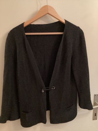 Gilet Marc Cain noir avec broche